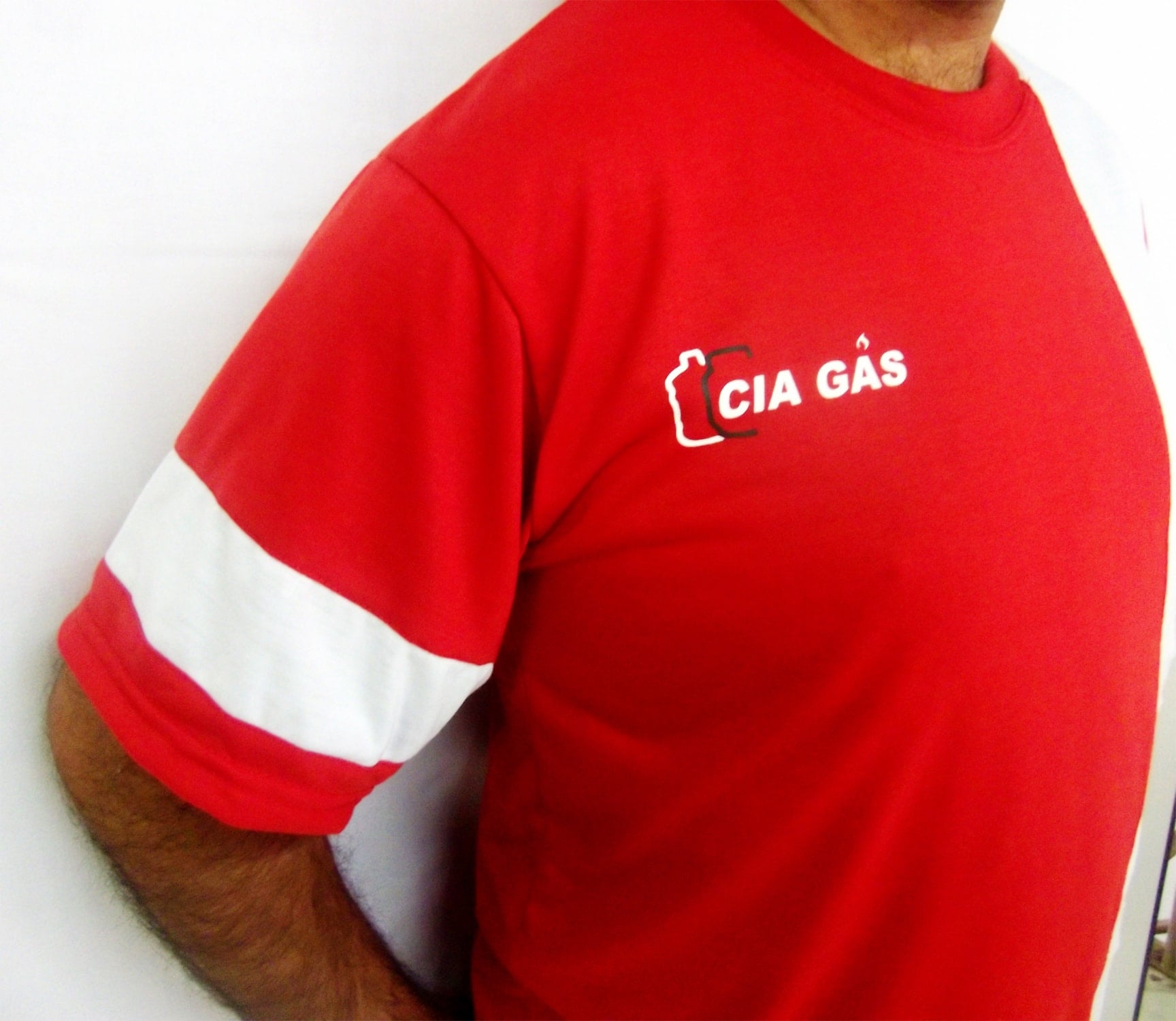 Camiseta vermelha com recorte branco na manga e no tórax, estampada em silkscreen