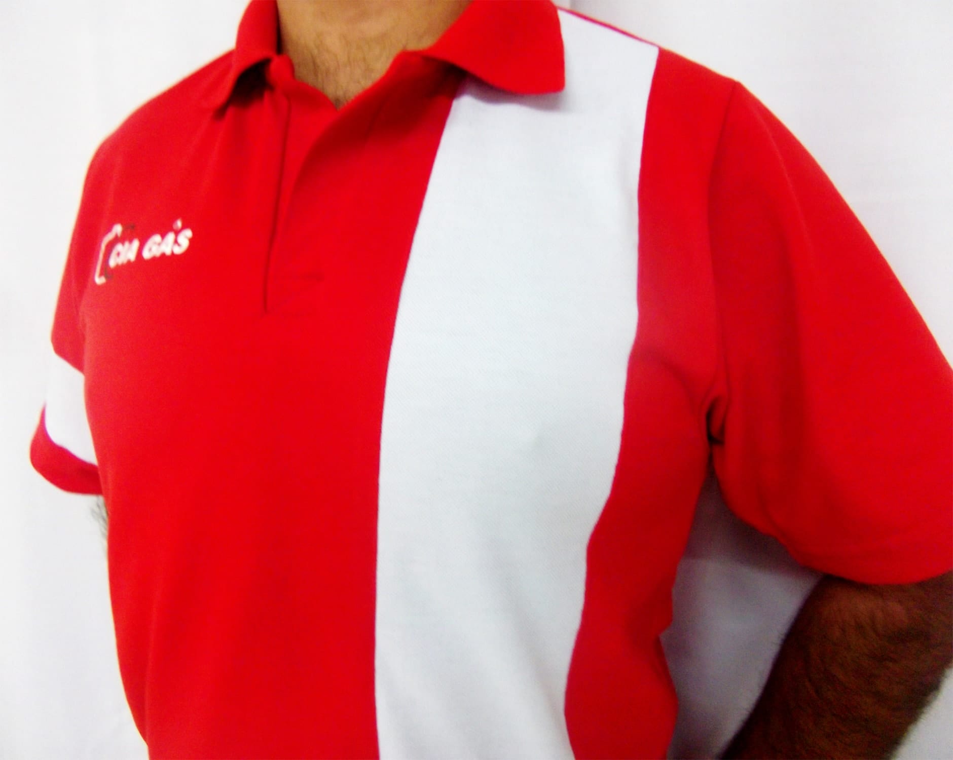 Camiseta vermelha com recorte branco na manga e no tórax, estampada em silkscreen
