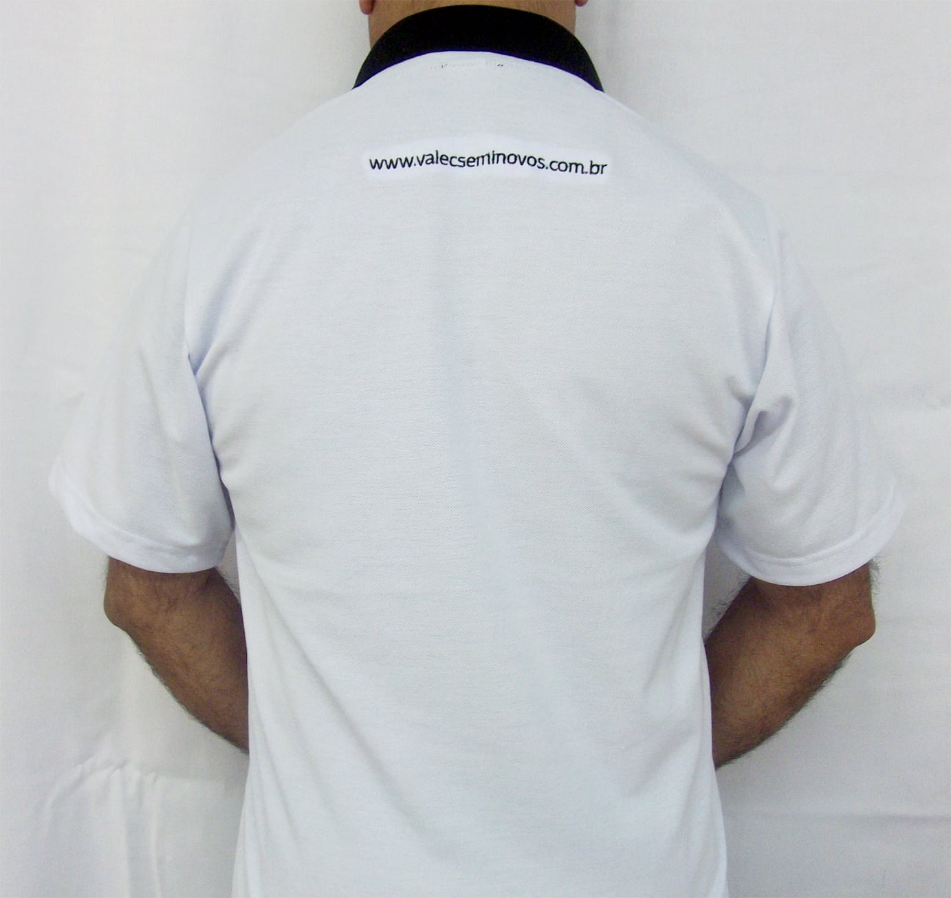 Camiseta do tipo polo com gola colorida e bordado no bolso